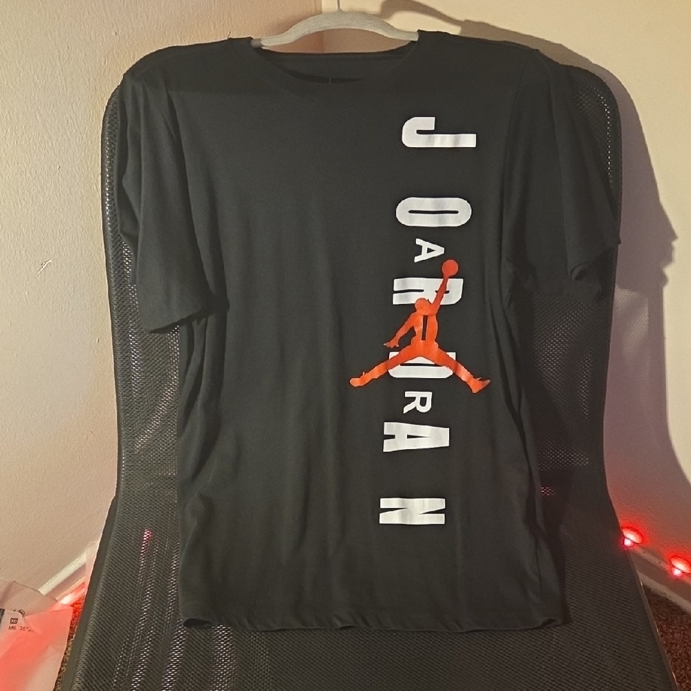 Jordan Men's Black and Orange Graphic Tee